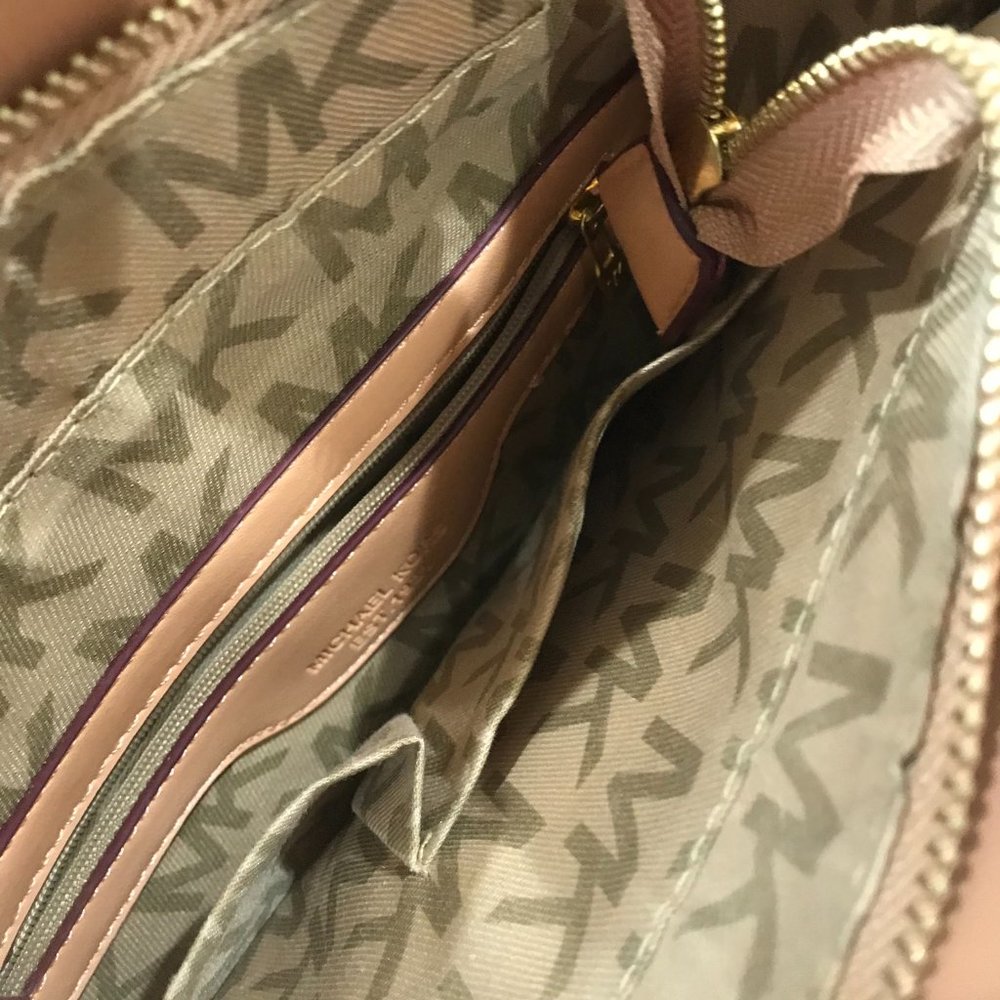Shoulder bag with gold hardware - Picture 10 of 16